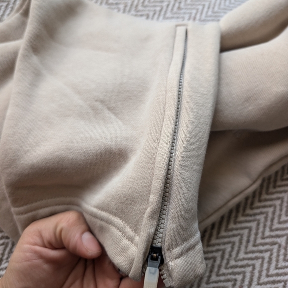 Adidas Womens Beige Jogger Pants/ Pre Own. Like New. - Picture 9 of 9